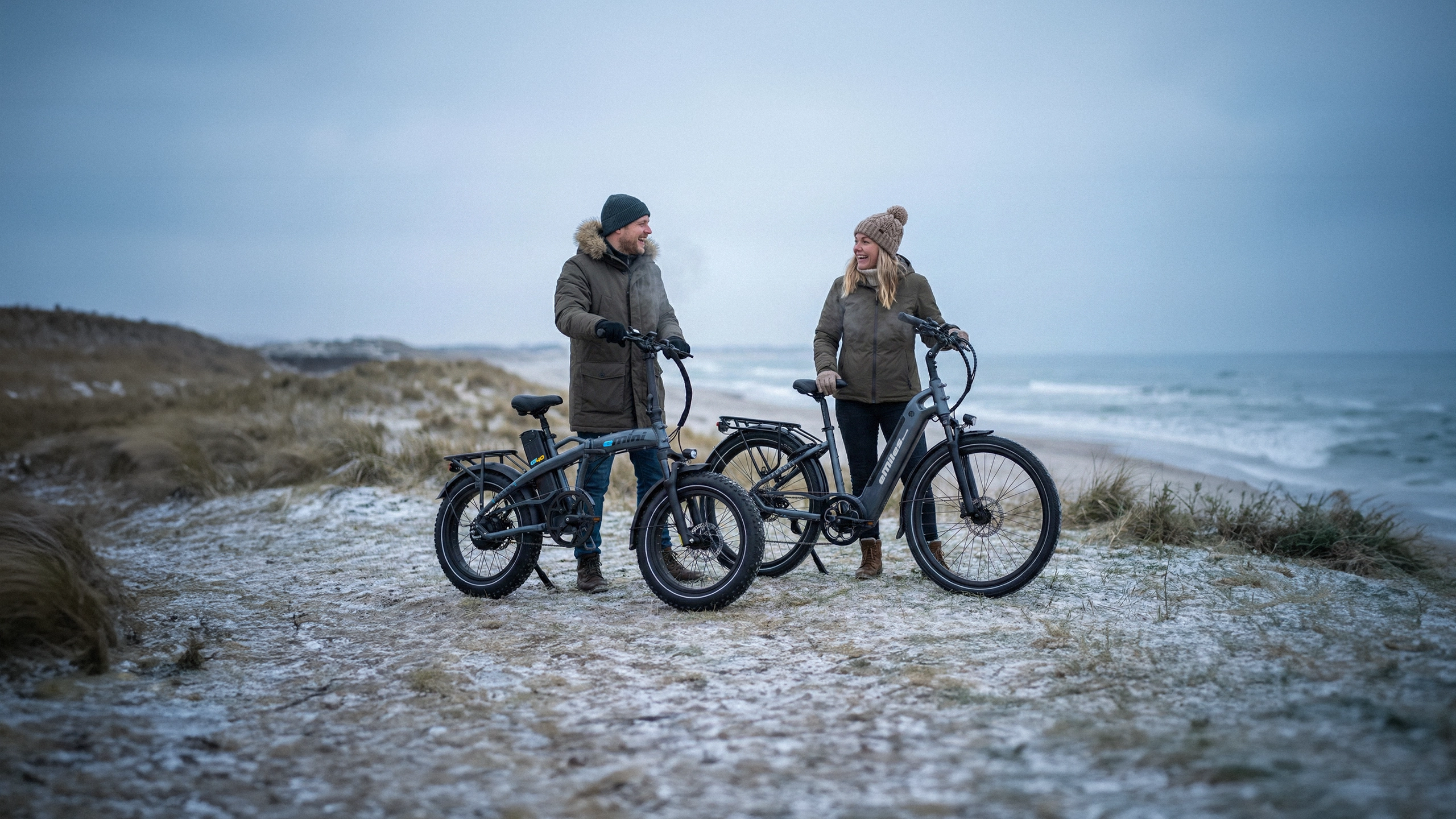 eMini fatbike elcykel og eMiles elcykel på strand med vintervejr