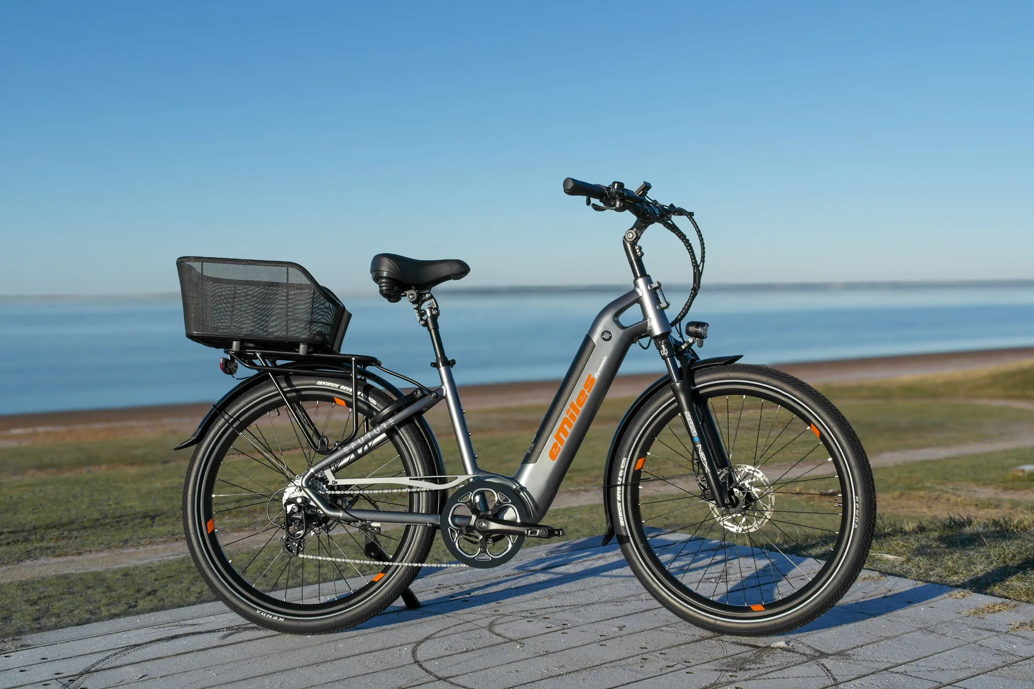 Efuture Elcykel eMiles Dynamic med Fiber Tech Bagkurv og Orange Stickers